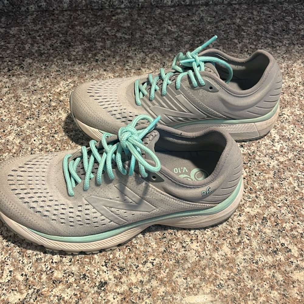 New Balance Stability Running Shoe 860 v10. Size 8